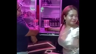  ando de pary y cachonda se me acerca este bombo y me folla en el bano de hombres casi nos cachan 