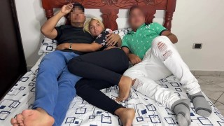 mi amigo me invito a ver pelicula junto a su novia pero su novia esta con el culo hacia mi lado y no pude resistirme