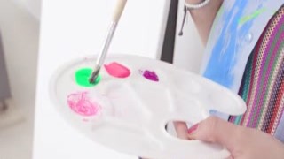 The sentence becomes "She's a fantastic artist, Jessy Jey portrays her view while her ass dangles and a glorious gl430 captures it