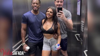 nosso novo personal trainer e muito atencioso. deu uma aula de como foder a esposa apos o treino.