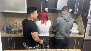 el amigo de mi marido me agarra el culo cuando estoy cocinando al lado de mi marido que no sabe que su amigo me trata como una puta ntr