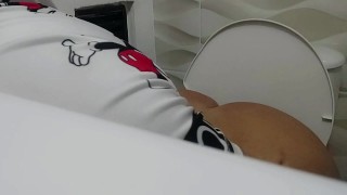 atrapando el hermoso culo de mi madrastra en el bano