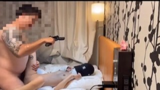 The gal who picked up a girl on a business trip and brought her to a business hotel is a famous YouTube star!