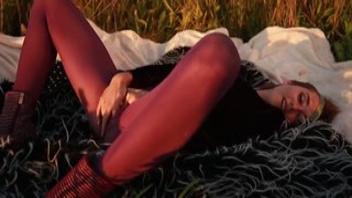 Famegirls Nora vid 01