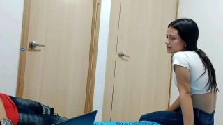 mi jovencita hermanastra teen de 18 anos entra para preguntar que estoy haciendo pero yo se que lo que quiere es chuparme la verga y despues follarla porno en espanol