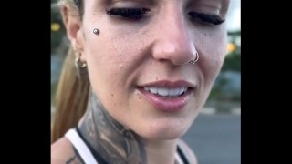 vi uma prostituta fazendo ponto na rua pedi pra ela fazer um boquete ela cobro 10 ela quis me levar pro beco publico 