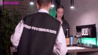 Lesya Moon - Fucked en fræk barpige på arbejde.