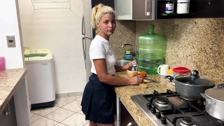 hijastra acepta el trato de su padrastro para no volver a cocinar